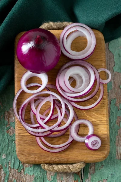 Rote Zwiebel auf Schneidebrett — Stockfoto