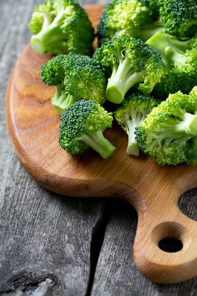 Broccoli pe suprafața de lemn — Fotografie, imagine de stoc