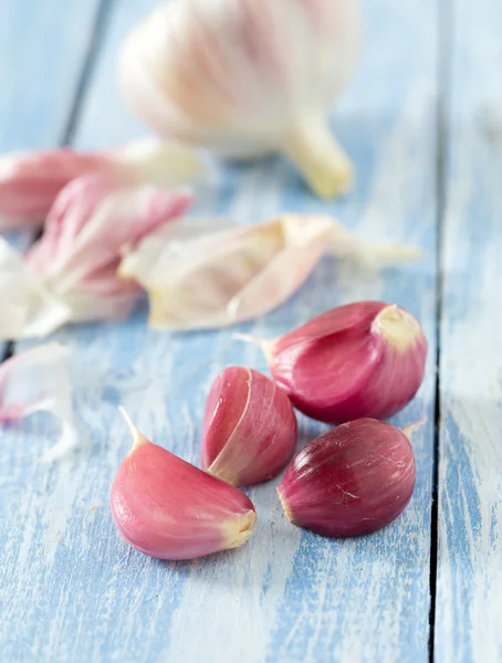 Ajo fresco sobre superficie de madera — Foto de Stock