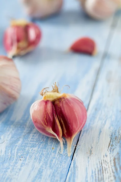 Ail frais sur la surface en bois — Photo