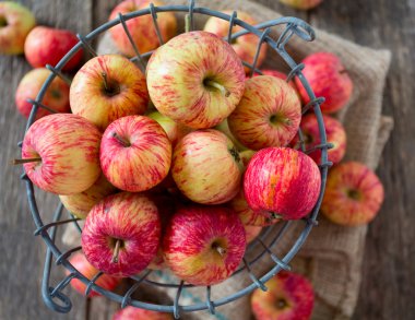 Ahşap yüzeyde elmalar