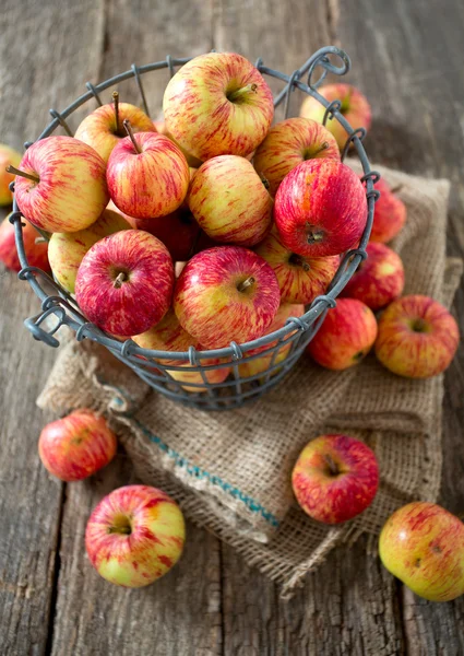 Manzanas sobre superficie de madera — Foto de Stock
