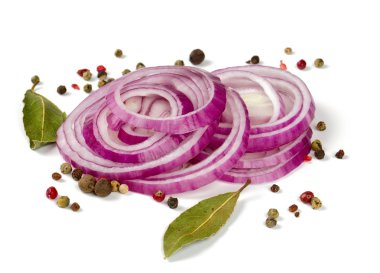 beyaz izole kırmızı soğan dilimleri