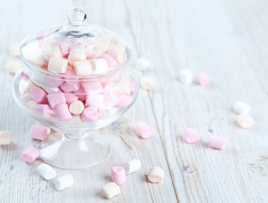 ahşap bir masa üzerinde güzel cam tabak içinde marshmallow