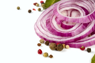 beyaz izole kırmızı soğan dilimleri