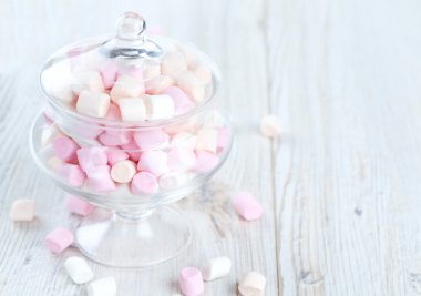 ahşap bir masa üzerinde güzel cam tabak içinde marshmallow