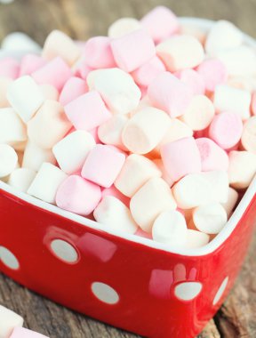Marshmallow kalp şekli kase ahşap bir masa üzerinde