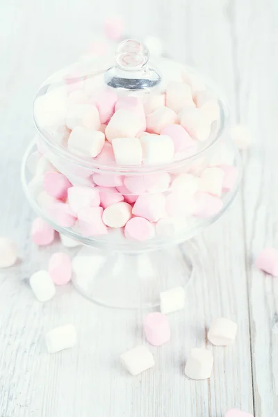 Marshmallows in schöner Glasschale auf einem Holztisch — Stockfoto