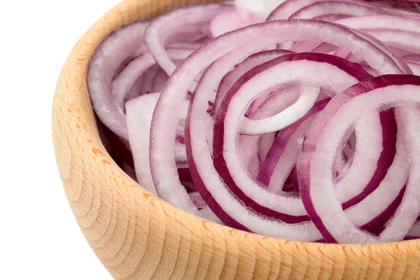 Rodajas de cebolla roja en un tazón de madera aislado en blanco — Foto de Stock