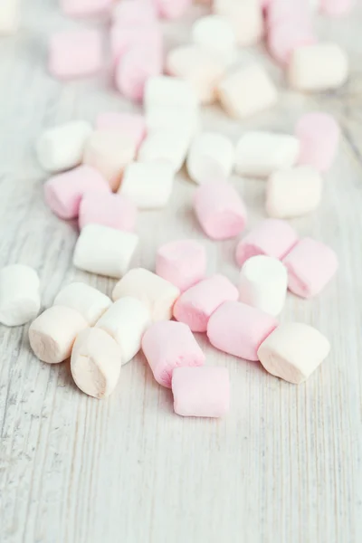 Marshmallows auf Holztisch — Stockfoto