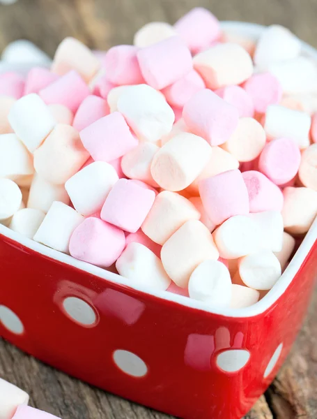 Marshmallows srdce tvar mísy na dřevěný stůl — Stock fotografie