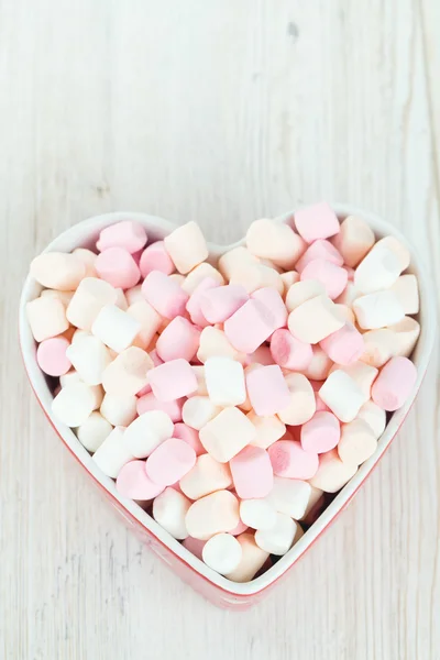 Marshmallows in Herzform auf einem Holztisch — Stockfoto