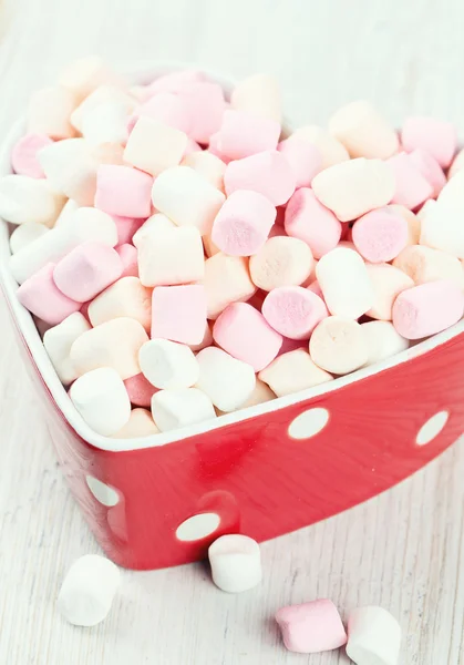 Marshmallows srdce tvar mísy na dřevěný stůl — Stock fotografie