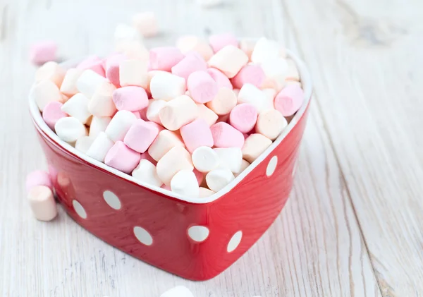 Marshmallows in Herzform auf einem Holztisch — Stockfoto