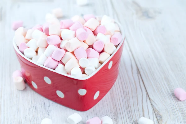 Marshmallows w sercu kształt miski na drewnianym stole — Zdjęcie stockowe