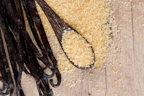 Ванильные стручки и коричневый тростниковый сахар — стоковое фото