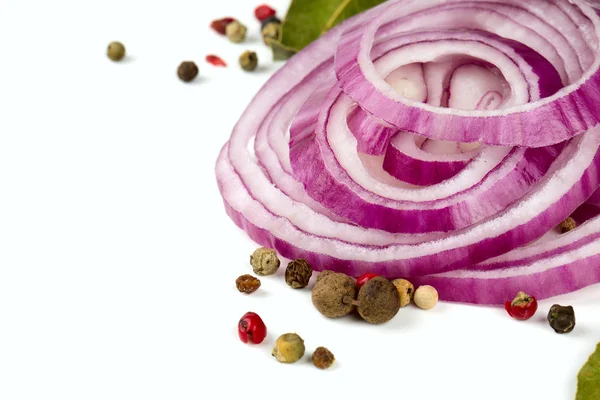 beyaz izole kırmızı soğan dilimleri