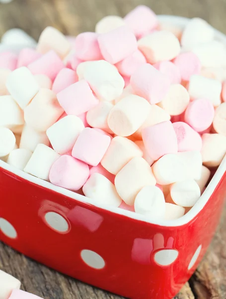 Marshmallows srdce tvar mísy na dřevěný stůl — Stock fotografie