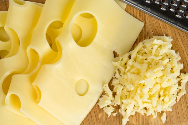 Queso en tabla de cortar —  Fotos de Stock