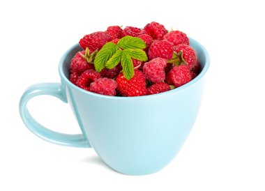 mavi bir fincan taze raspberrie