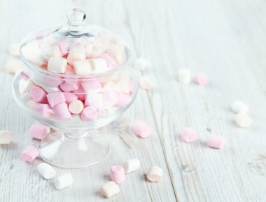 ahşap bir masa üzerinde güzel cam tabak içinde marshmallow