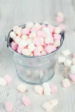 ahşap masa üstünde şekerleme