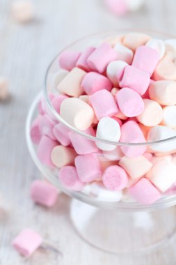 ahşap bir masa üzerinde güzel cam tabak içinde marshmallow