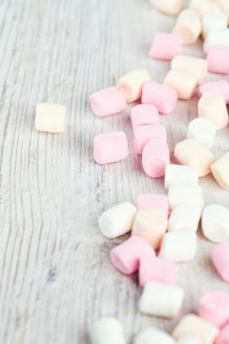 ahşap masa üstünde şekerleme