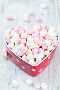 Marshmallow kalp şekli kase ahşap bir masa üzerinde