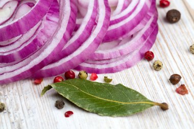 ahşap yüzeyde baharat ve kırmızı soğan