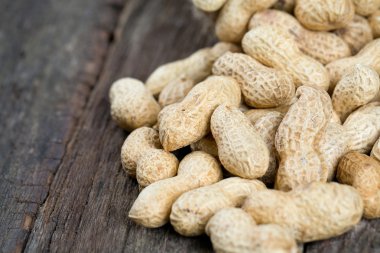 eski bir ahşap yüzeyde fıstık