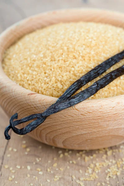 Ванильные стручки и коричневый тростниковый сахар в миске — стоковое фото
