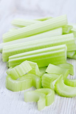 kereviz ahşap masanın üstüne kesmek