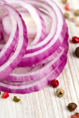 ahşap yüzeyde baharat ve kırmızı soğan