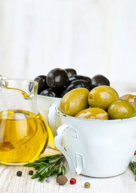 Yeşil ve siyah zeytin