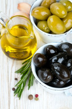 Yeşil ve siyah zeytin