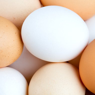 ahşap masa üzerinde bir sepet içinde çiftlik yumurta