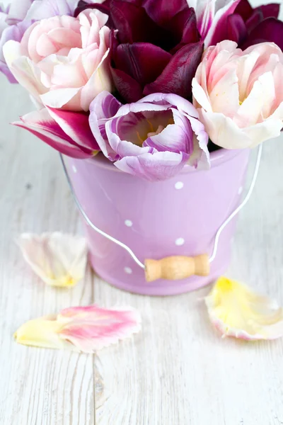 Bouquet de tulipes sur surface en bois — Photo