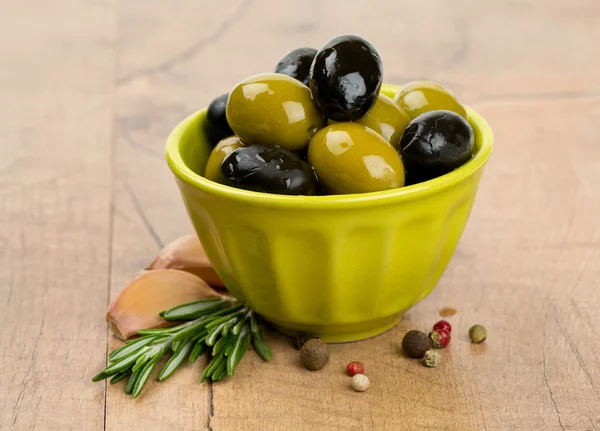 Olive verdi e nere in olio verde — Foto Stock