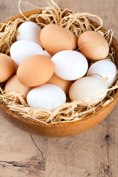 Красивые фермерские яйца в деревянной чаше — стоковое фото
