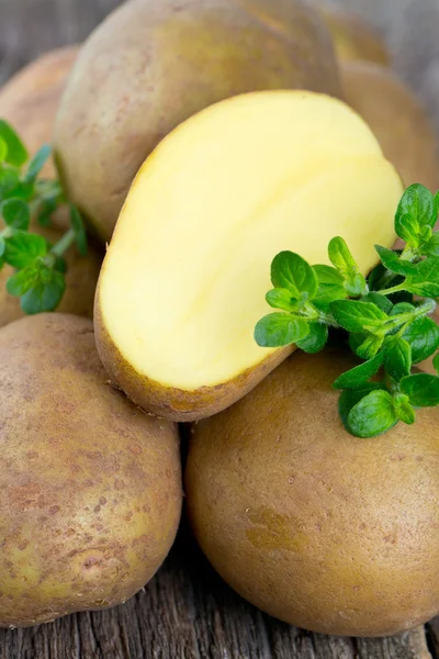 Patate nuove su una superficie di legno — Foto Stock