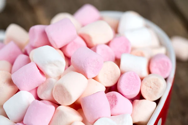 Marshmallows w sercu kształt miski na drewnianym stole — Zdjęcie stockowe