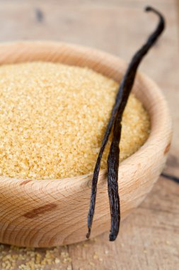 vanilya pods ve kahverengi şeker kamışı bir kase