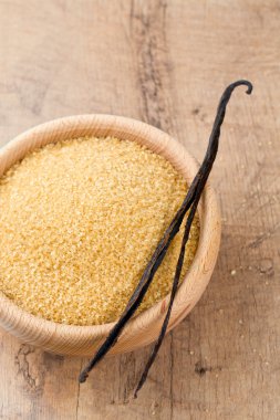 vanilya pods ve kahverengi şeker kamışı bir kase