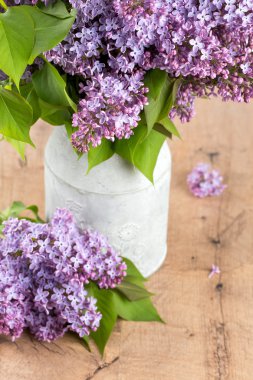 koyu ahşap yüzeyde güzel leylak