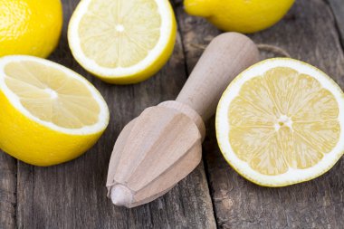 limon sıkacağı eski ahşap masa