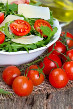 taze salata rucola, kiraz domates ve parmesan peyniri