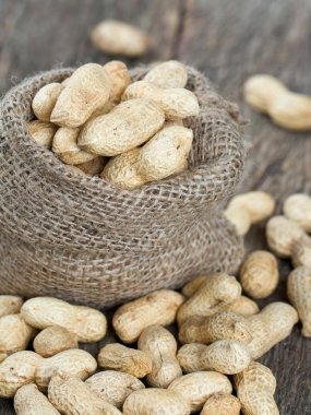 Fıstık ahşap yüzeyde bir minyatür çuval bezi çanta