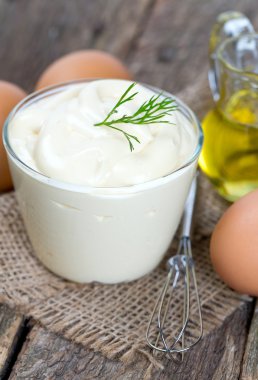 Yumurta ve zeytinyağı eski ahşap masa kase mayonez