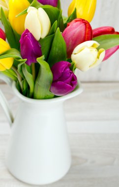 Ahşap masa üzerinde renkli Lale